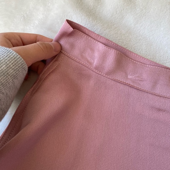 Silky pink mini skirt - Picture 2 of 3